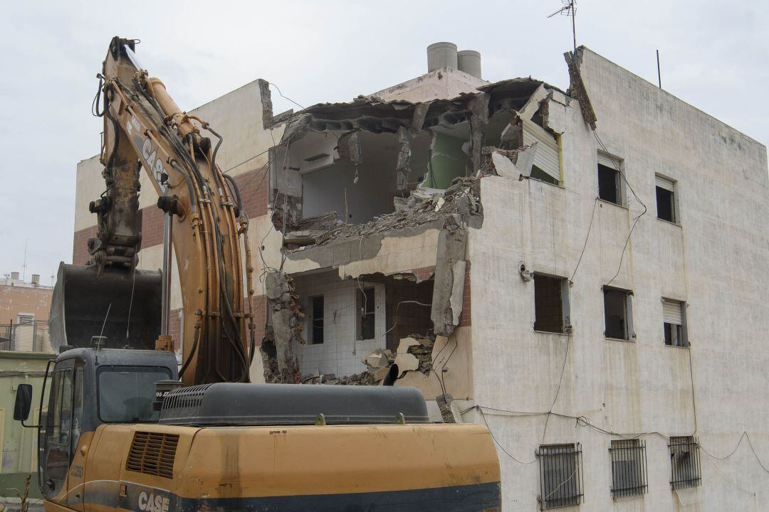 La demolición de un edificio da el pistoletazo a las obras en Pósito.