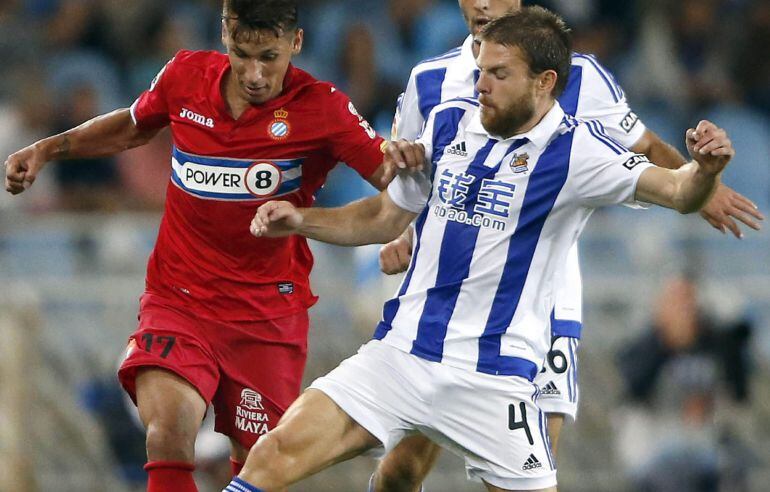 GRA683. SAN SEBASTIÁN, 19/09/2015.- El centrocampista de la Real Sociedad Asier Illarramendi (d) lucha un balón con el paraguayo Hernán Pérez, del RCD Espanyol, durante el encuentro de la cuarta jornada de Liga en Primera División que se disputa hoy en el estadio de Anoeta, en San Sebastián. EFE/Javier Etxezarreta.