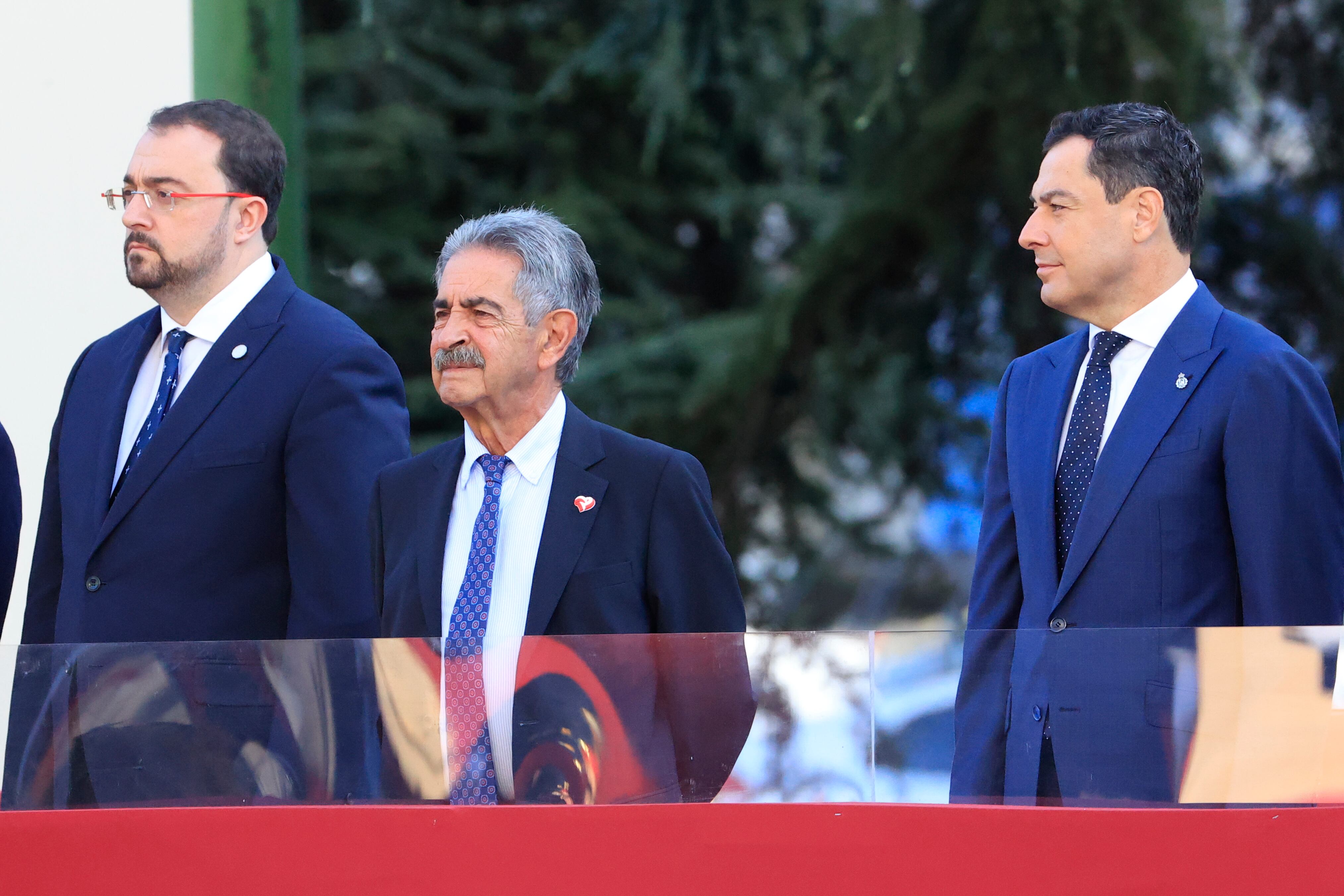 Los presidentes de Asturias, Adrián Barbón (i); de Cantabria, Miguel Ángel Revilla (c), y de Andalucía, Juanma Moreno, asisten al desfile del Día de la Fiesta Nacional, este miércoles, en Madrid.