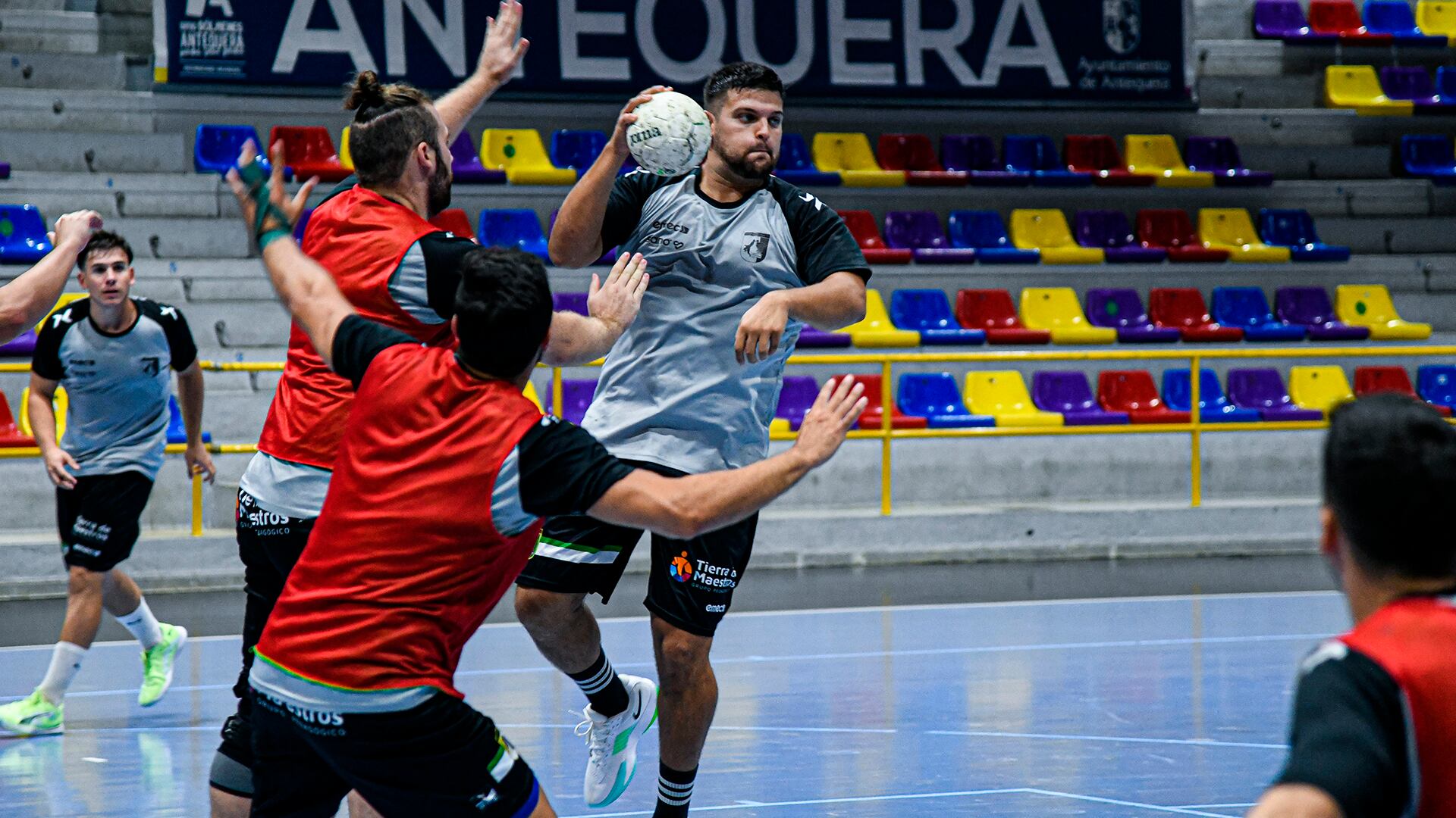 Gonzalo Álvarez en ataque durante un entrenamiento el Sano Antequera BM Torcal