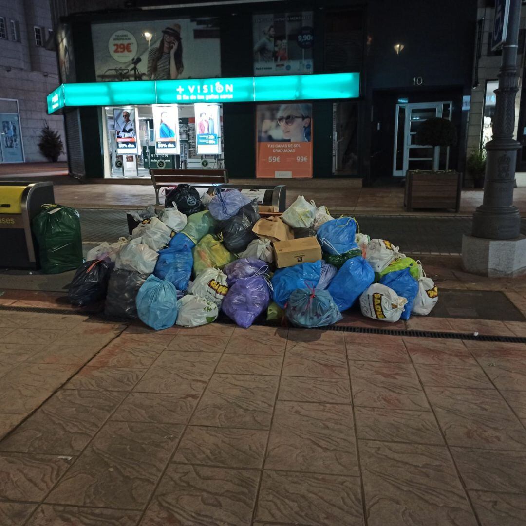 Basura acumulada en la calle Camino de Santiago en los últimos días