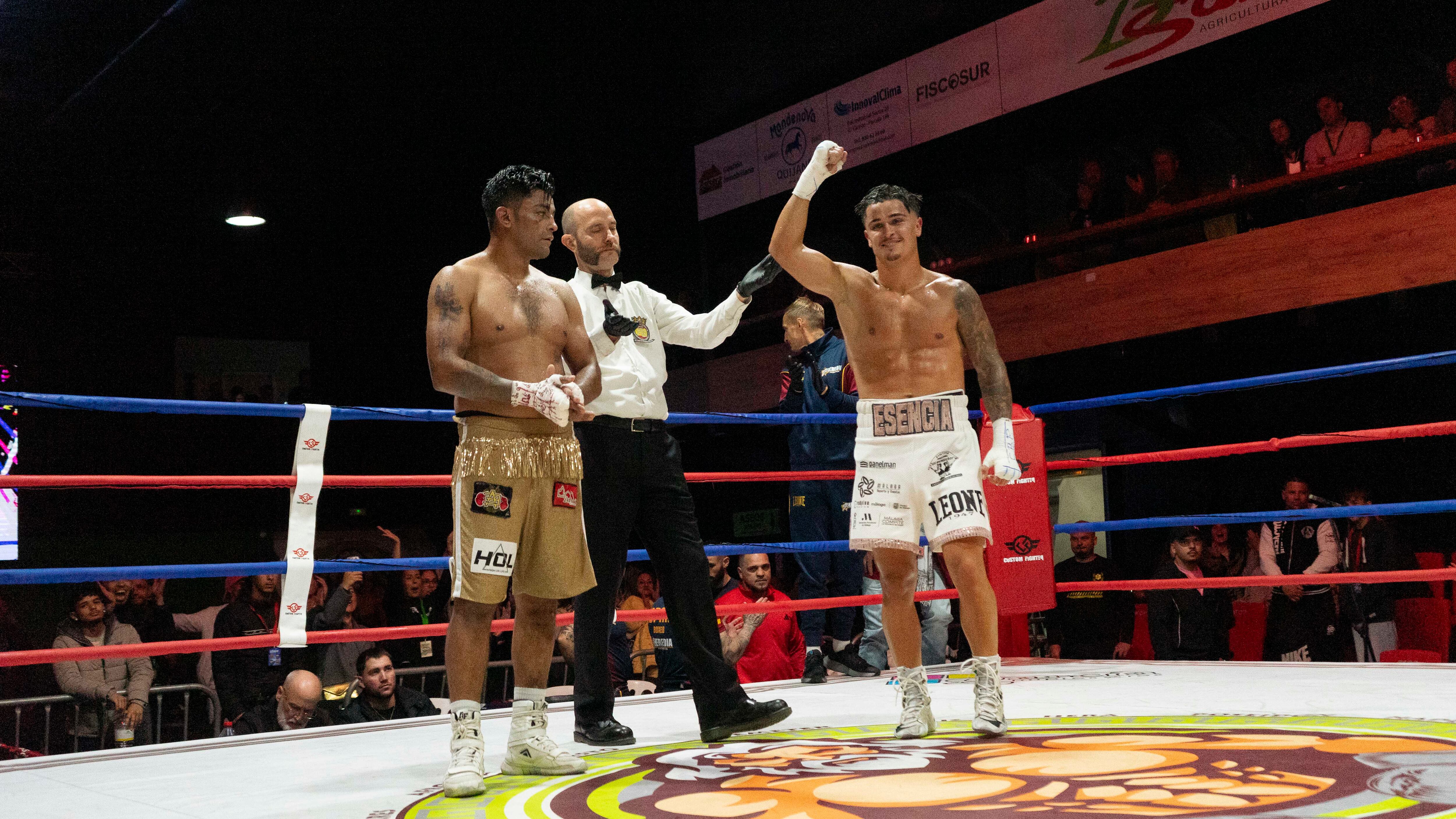 Boxeo de altura y emoción en el homenaje de Almería a José Bisbal, con presencia de su hermano Juan.