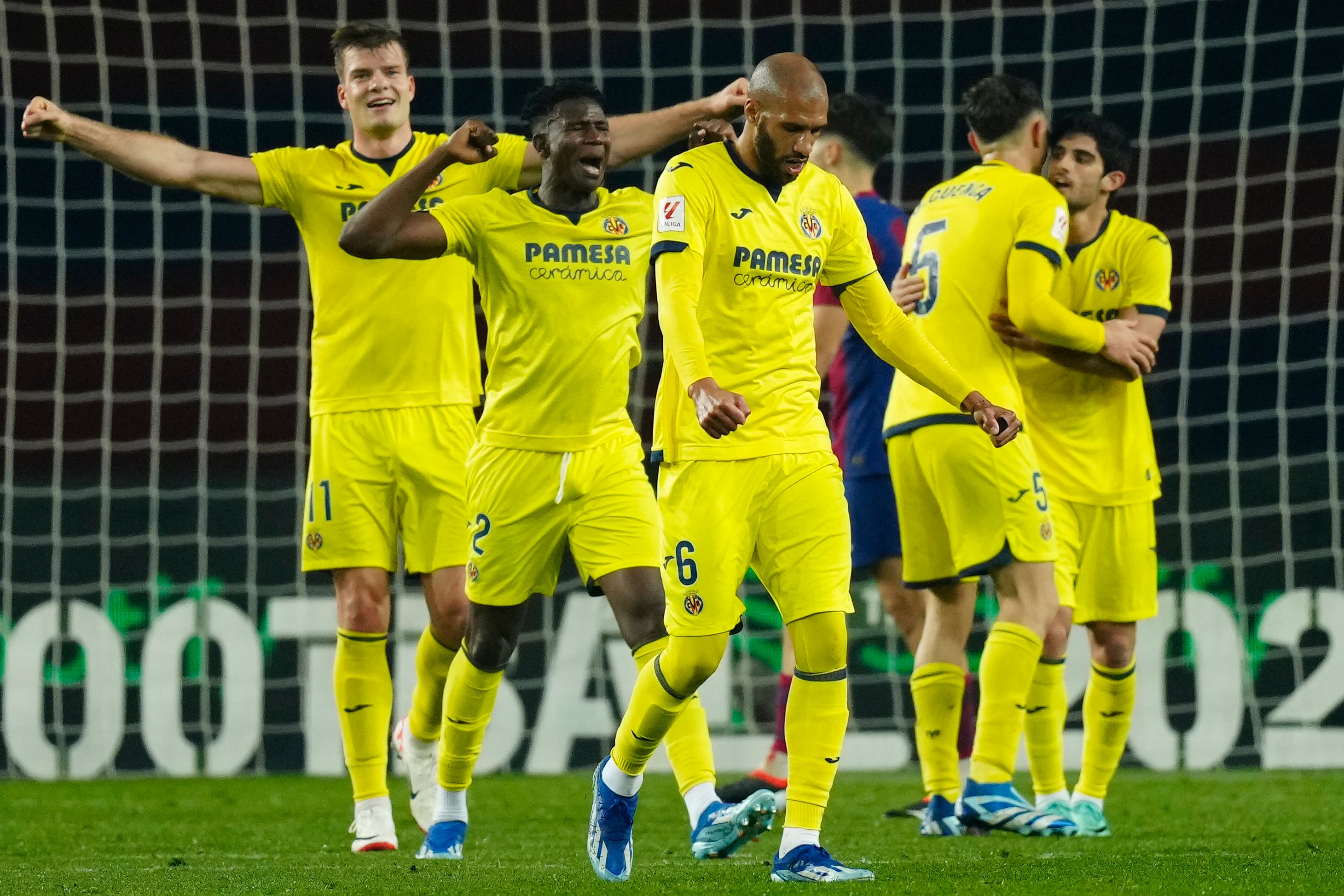 BARCELONA, 27/01/2024.- Los jugadores del Villarreal celebran el quinto gol de su equipo durante el partido de la jornada 22 de LaLiga EA Sports entre el FC Barcelona y el Villarreal CF, en el estadio Olímpico de Montjuic, en Barcelona. EFE/ Enric Fontcuberta