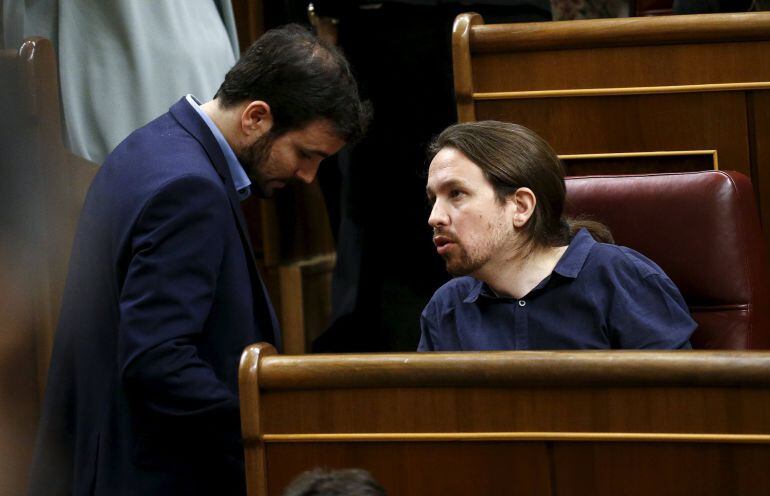 Pablo Iglesias y Alberto Garzón intercambiaron algunas palabras en el Congreso en la primera sesión parlamentaria