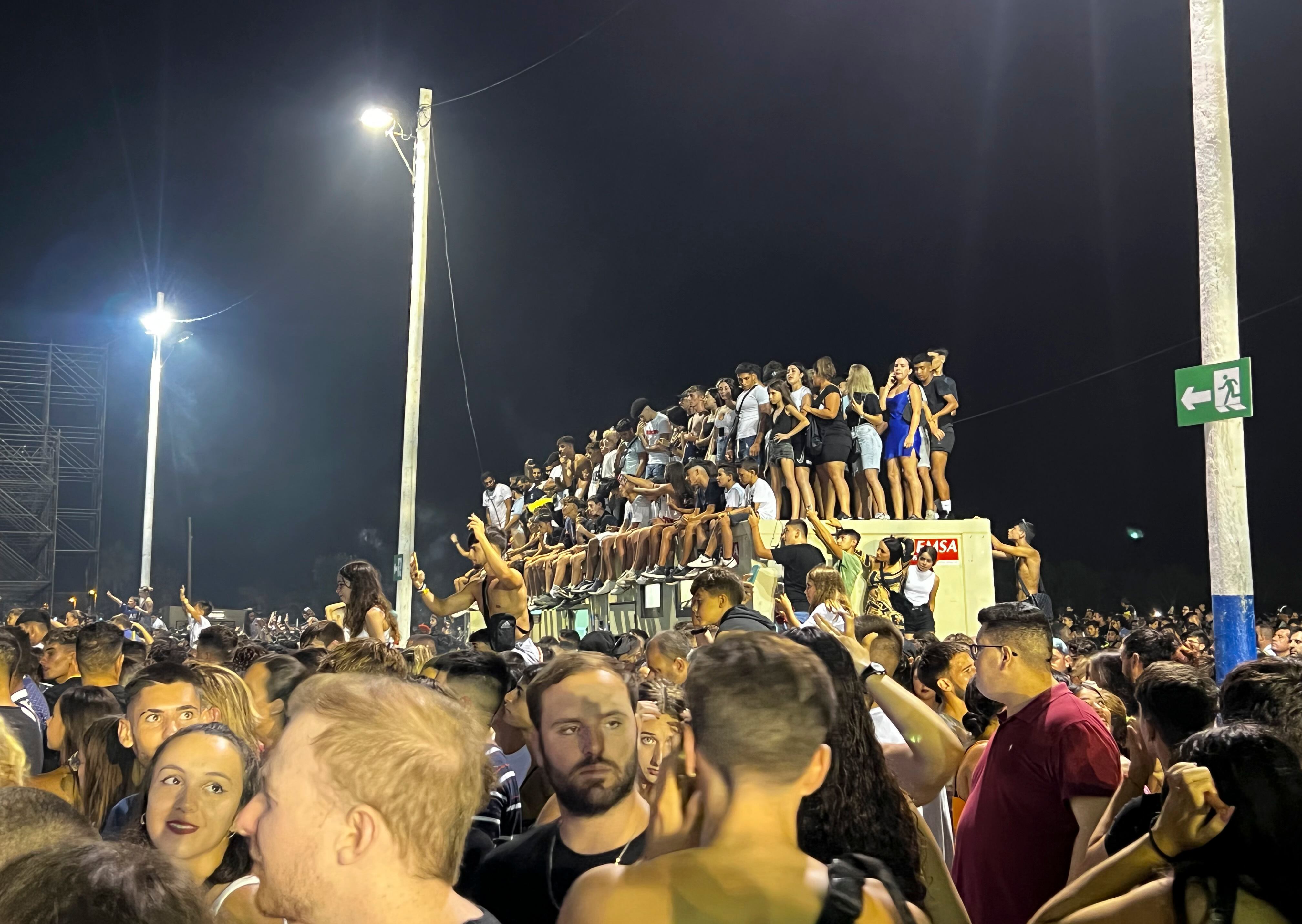Un grupo de personas subidas a una caseta portátil durante el concierto que el rapero Morad ofreció en Torre del Mar