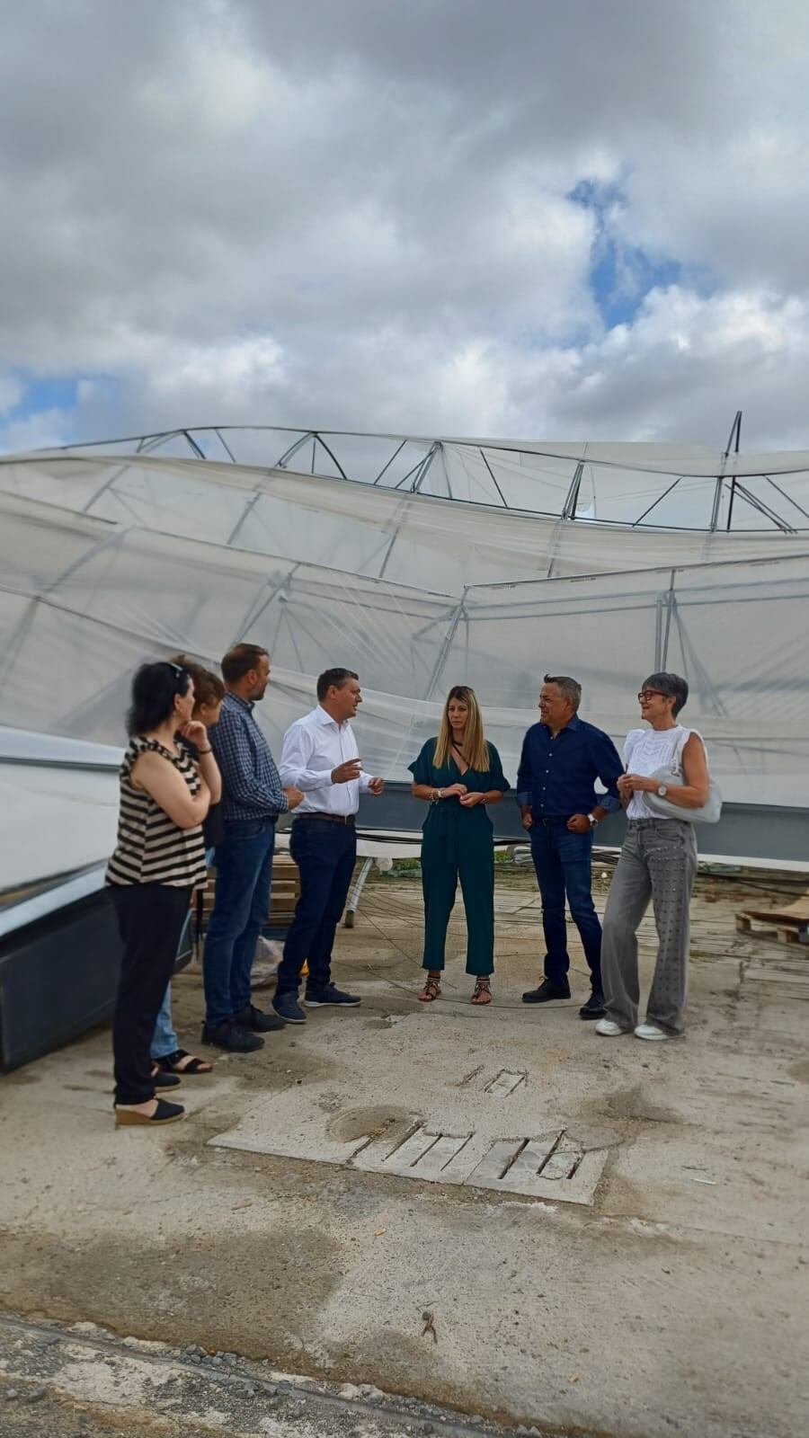 Fernando Sabés en la visita al plantero de Miguel Badía, en San Esteban de Litera. Foto: PSOE