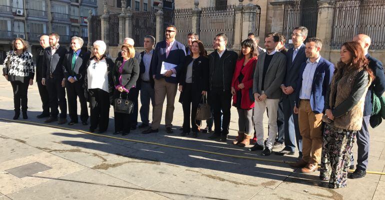 Foto de familia de la anterior reunión de la plataforma &#039;Jaén Merece Más&#039; con líderes políticos andaluces en la Catedral jiennense