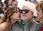 FR02 CANNES (FRANCIA) 17/05/2016.- Las actrices españolas Emma Suárez (i) y Adriana Ugarte besan al director de cine español Pedro Almodóvar durante la presentación de la película &quot;Julieta&quot; dentro de la 69 edición del Festival de Cannes, en Francia, hoy, 