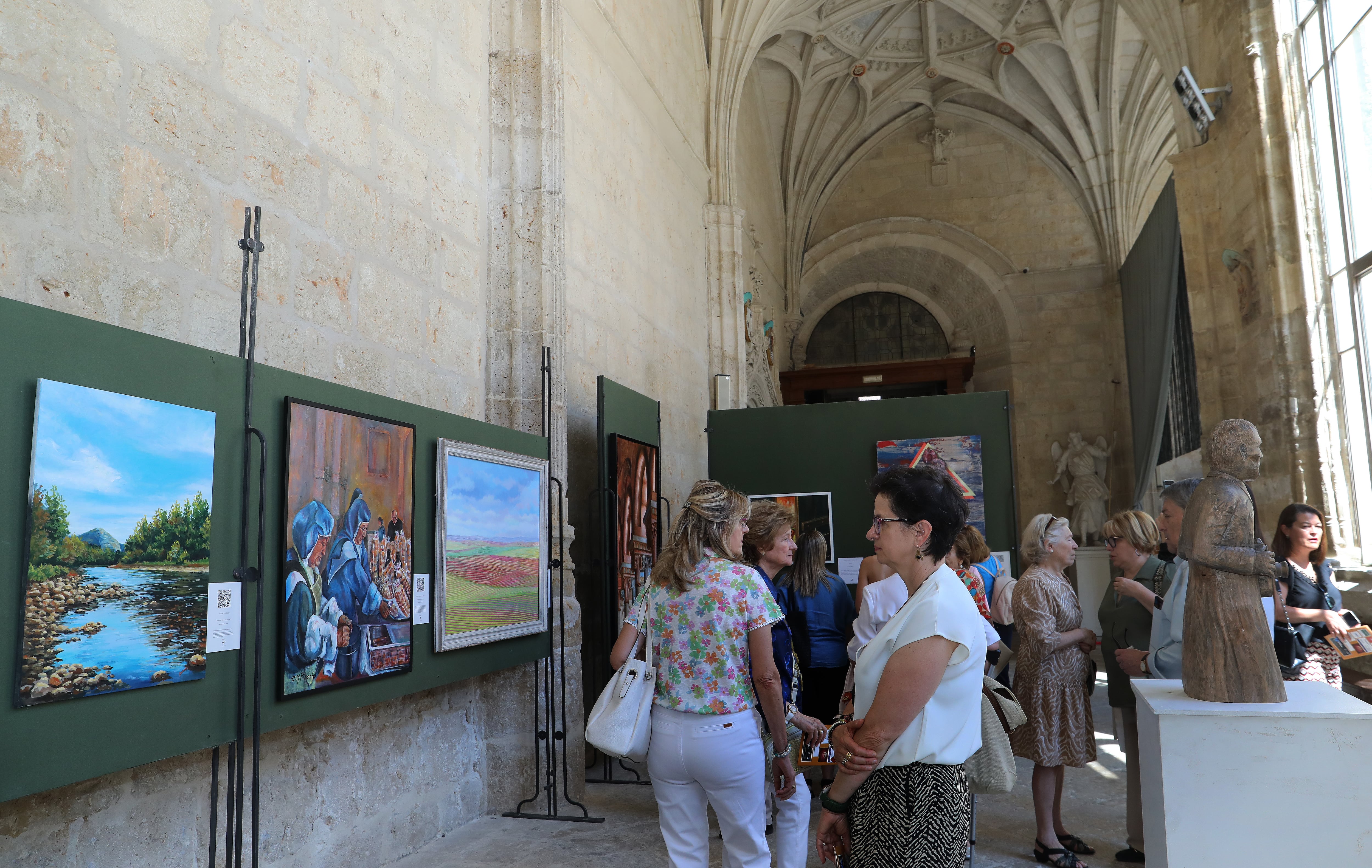 La Catedral de Palencia acoge la inauguración de la exposición ¡Claustro, panda oeste!, de la Asociación de Artistas Plásticos Palentinos Thieldón