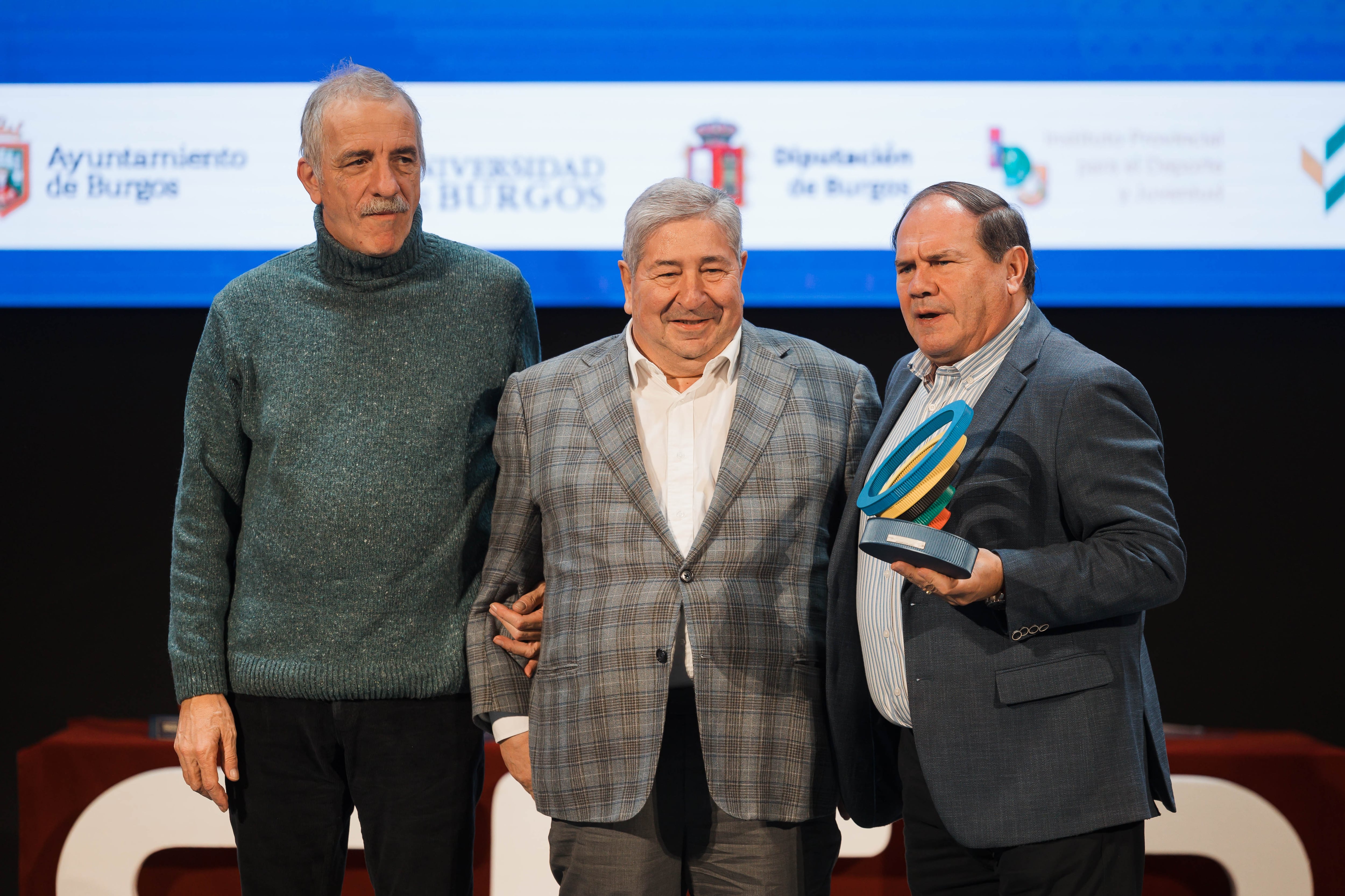 Pablo Gutiérrez -derecha- recogió el premio al Trofeo de Fútbol Ciudad de Burgos como presidente de su comité organizador. / Foto: Rodrigo Mena