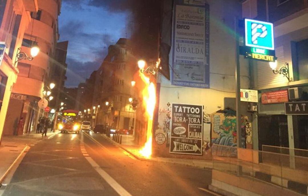 El jueves por la noche se produjo un incendio en uno de los edificios abandonados del barrio de Velluters de València. 