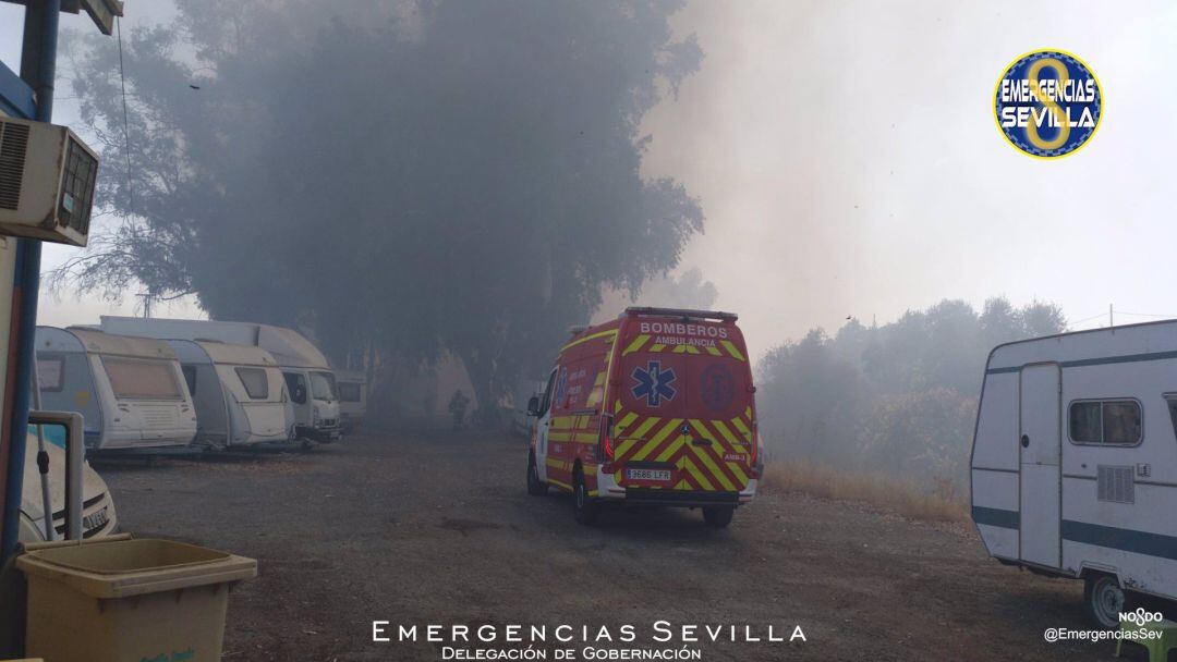 Imagen del incendio que afecta a un aparcamiento de autocaravanas