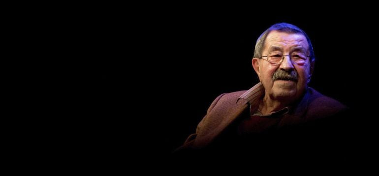 Fotografía de archivo tomada el 20 de noviembre de 2014 que muestra al Nobel de Literatura alemán Günter Grass durante la inauguración de su exposición &quot;Hundejahre&quot; (Lit.: Años de perro) en Múnich, Alemania.