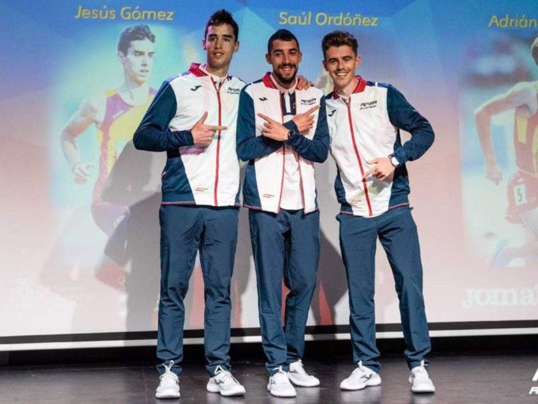 El atleta de Salentinos con Jesús Gómez a su izquierda y el gallego Adrián Ben a su derecha.