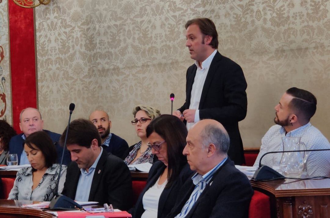 El portavoz de Compromís, Natxo Bellido, interviene en una sesión plenaria