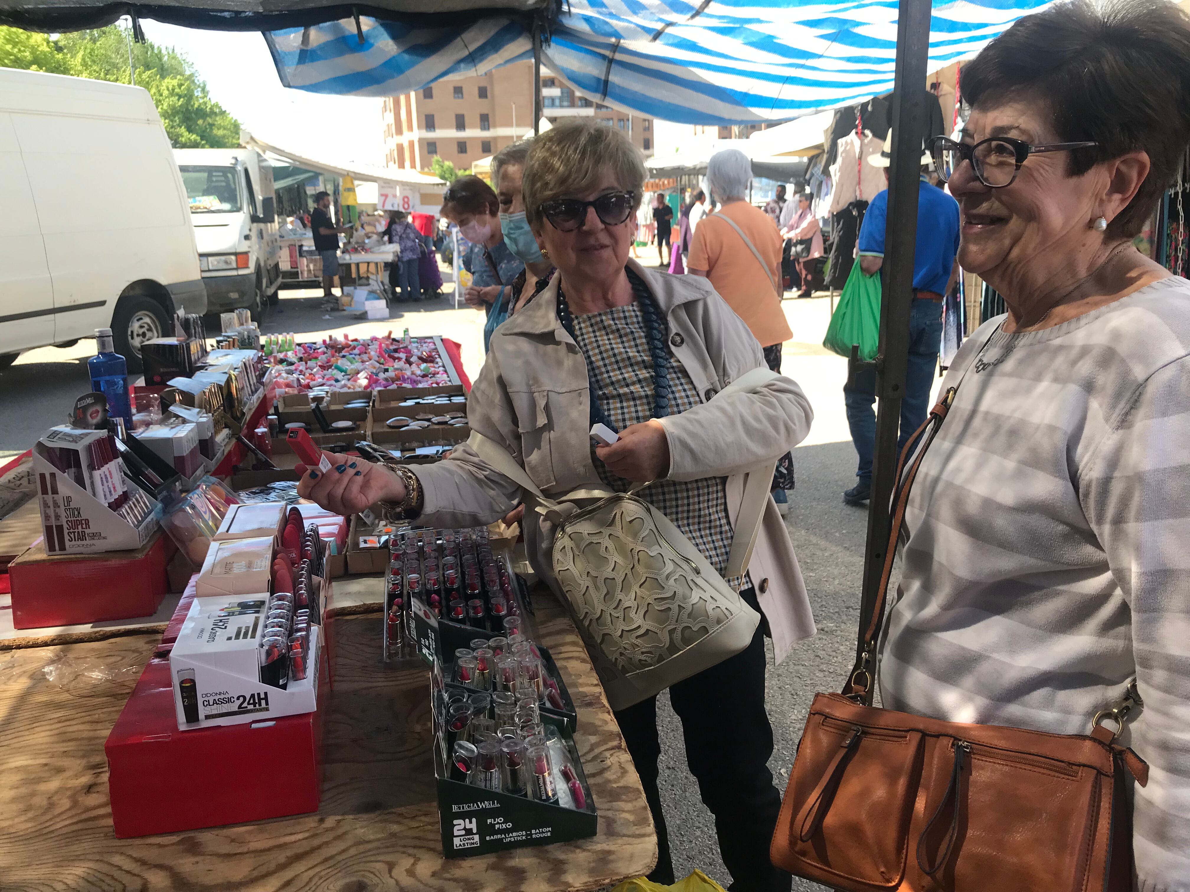 Al mercadillo se va con amigas y siempre se compra algo.