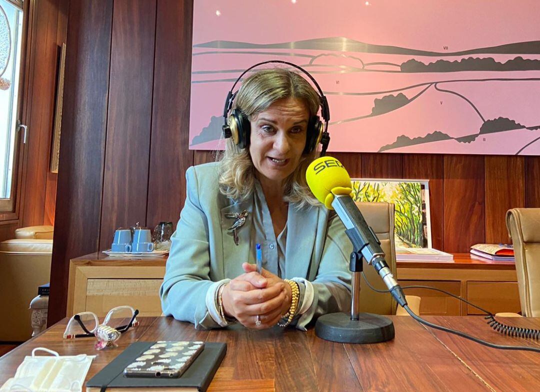 La Valedora do Pobo, María Dolores Fernández Galiño, durante la entrevista.