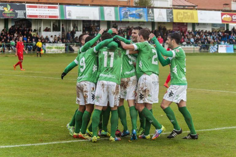 Los jugadores del At. Astorga celebran un gol