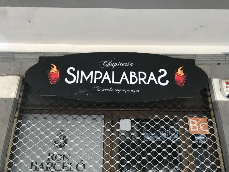 Fachada del establecimiento "Simpalabras" que, ahora, permanece cerrado tras ser detenido el dueño del conocido pub lagunero.