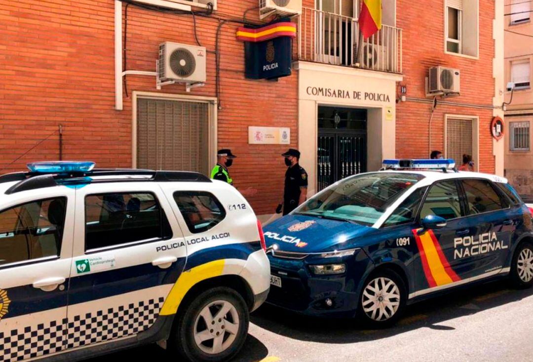 Efectivos de la Policía Local y de la Policía Nacional ante la Comisaría
