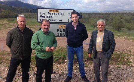 El alcalde de La Puerta de Segura, Jes&uacute;s C&oacute;zar (segundo por la derecha), junto al diputado de Infraestructuras Municipales, Jos&eacute; Castro (a su derecha).