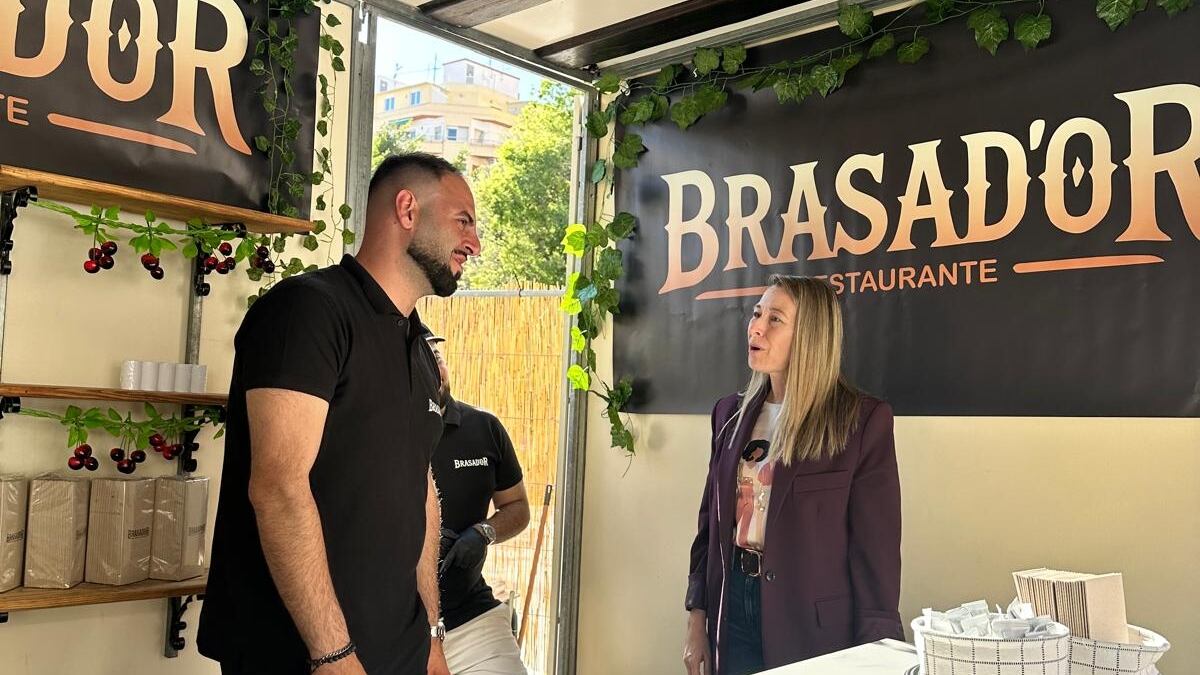 La concejala de Comercio, Lidia López, felicita al restaurante ganador de 'Alacroqueta', Brasad'or. Foto: Ayuntamiento de Alicante