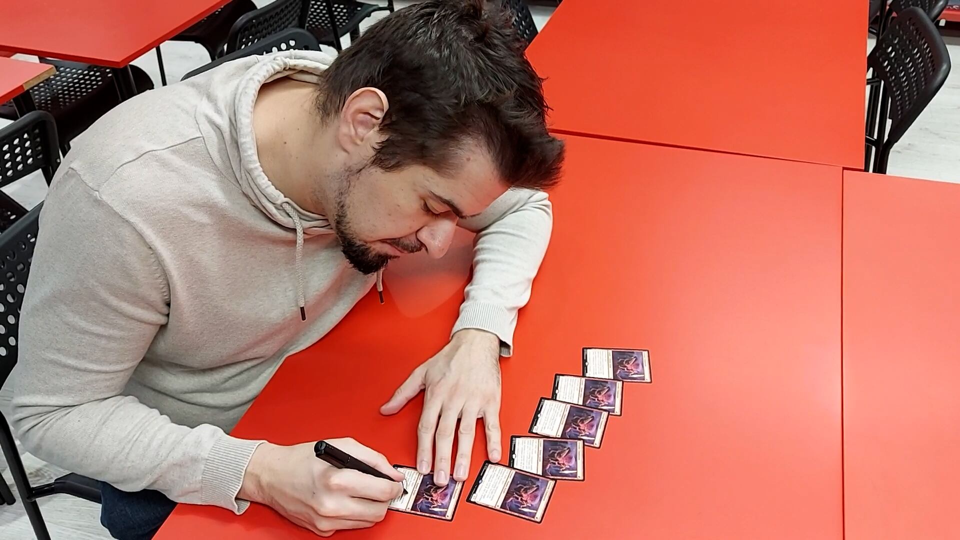 Javier firmando su carta &#039;Campeón ferviente&#039;