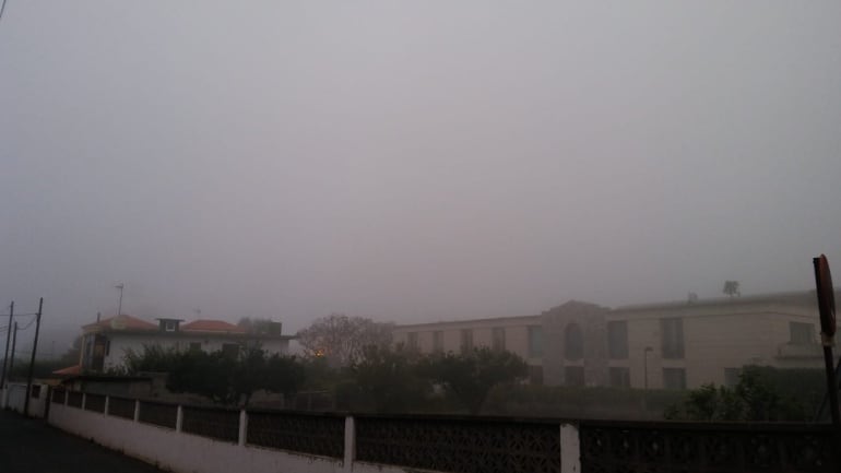 La zona del Aeropuerto Tenerife Norte - Los Rodeos, amanece con una espesa niebla que cubre los cielos de la zona metropolitana de Tenerife