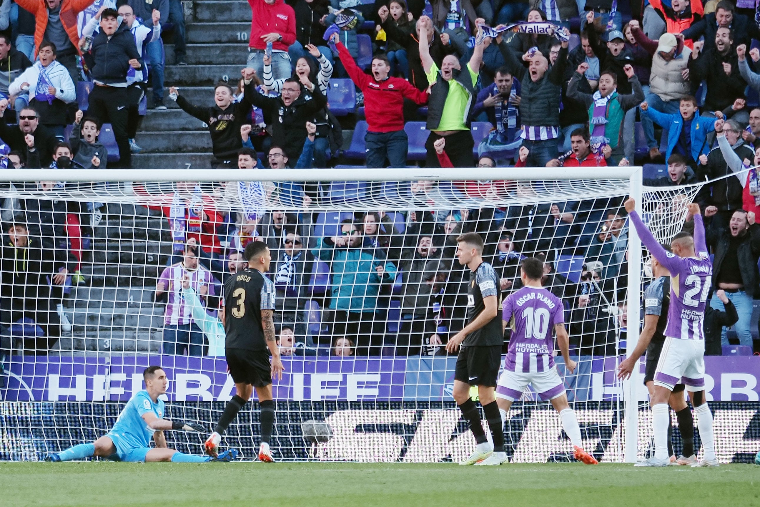 VALLADOLID, 05/11/2022.- Los jugadores del Valladolid celebran el 1-0 durante el partido correspondiente a la decimotercera jornada de LaLiga entre el Real Valladolid CF y el Elche CF disputado este sábado en el estadio José Zorrilla de Valladolid. EFE/ R. García
