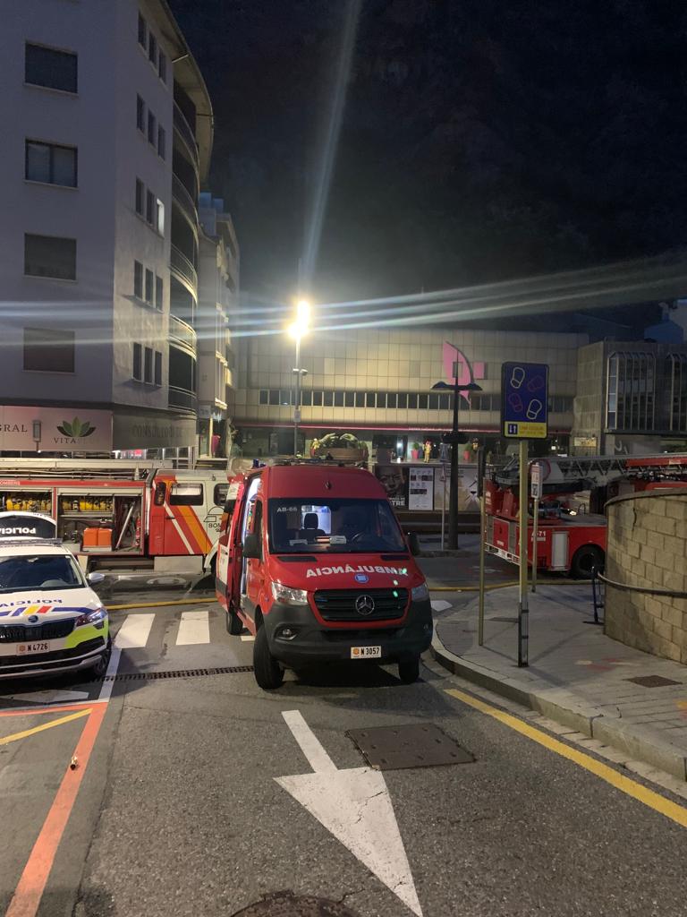 Dotacions de bombers i policia treballant en l'extinció de l'incendi del Centre cultural lauredià la passada nit