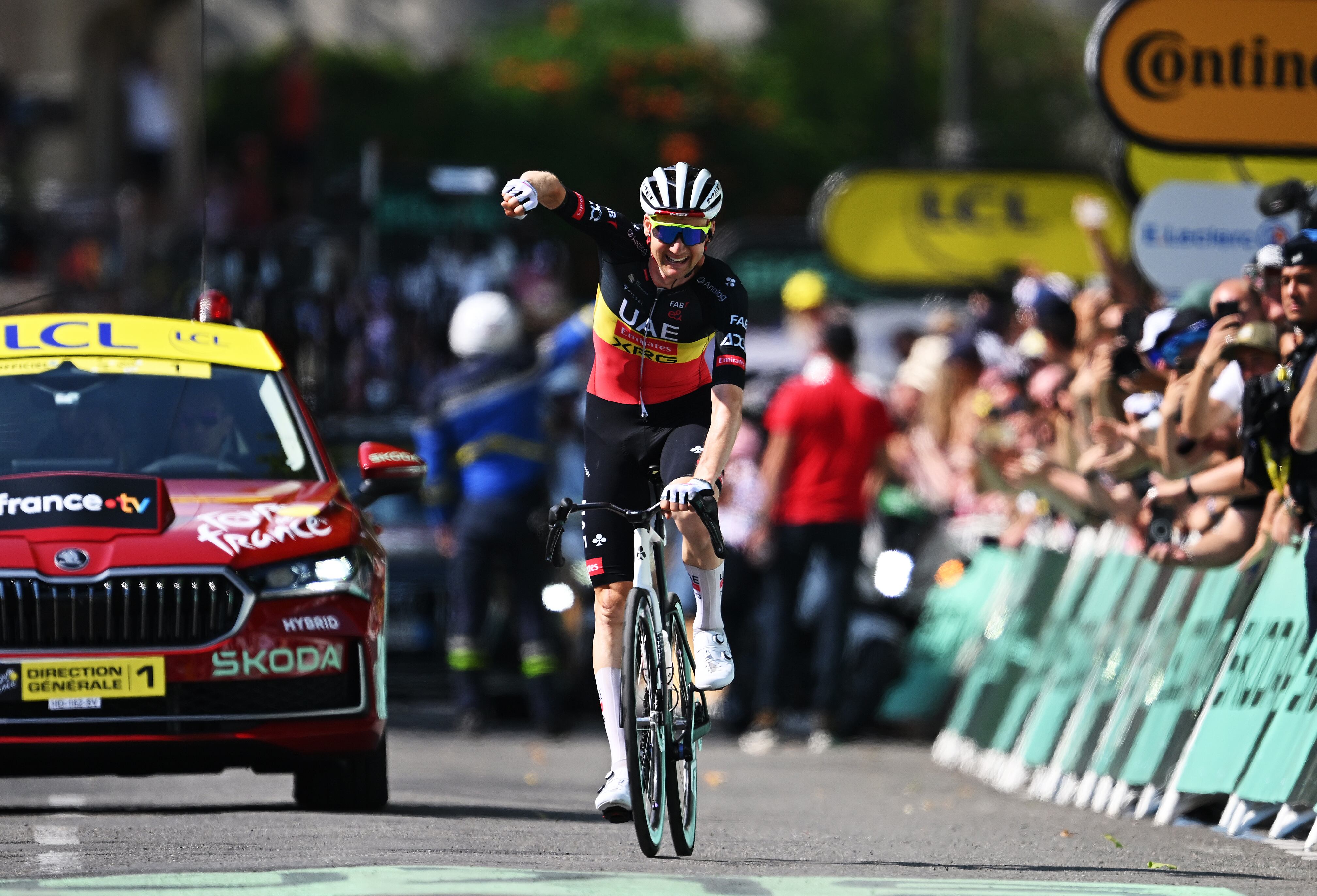Puño al viento de Tim Wellens para celebrar la victoria en la 15ª etapa del Tour de Francia