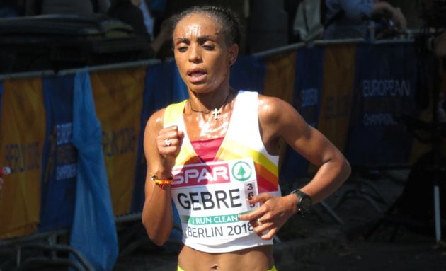 Trihas Gebre en el tramo final de la prueba