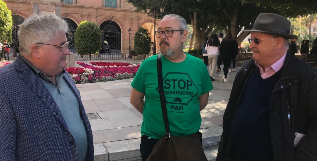 Roberto Barceló de CONSUMUR, Paco Morote de la PAH (con camiseta verde) y Felipe Iracheta de Foro Social. Foto archivo