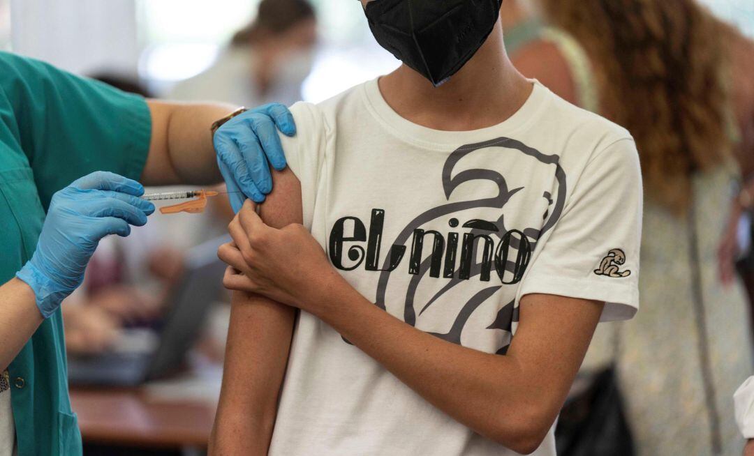 Vacunación contra la covid-19 de escolares entre los 12 y 14 años.
