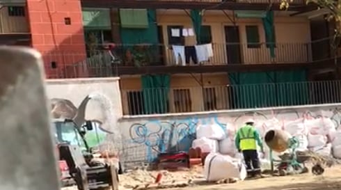 Operarios trabajando en las obras de la Plaza de la Corrala en día festivo