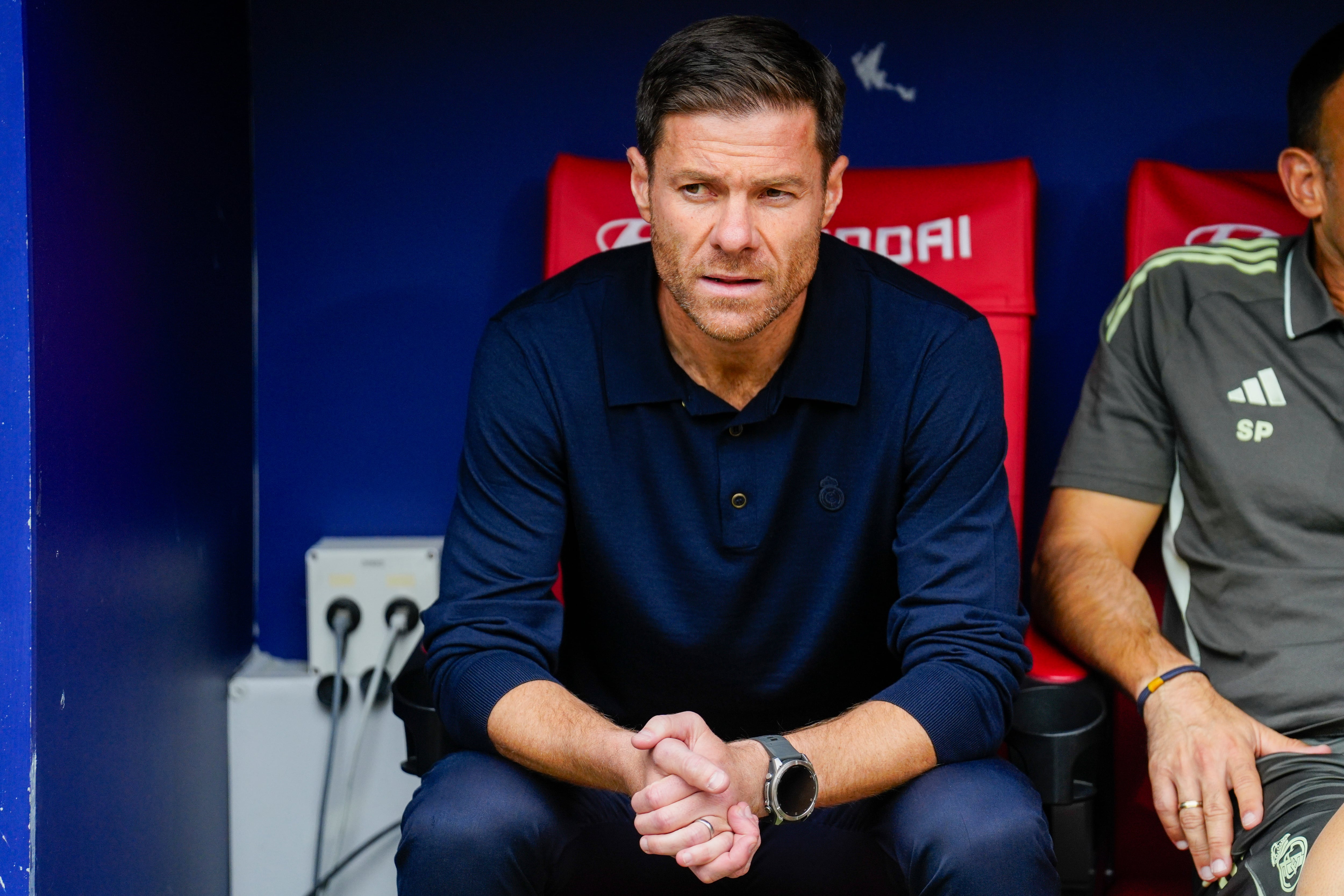 MADRID, 27/09/2025.- El entrenador del Real Madrid, Xabi Alonso, antes de que arranque el partido de liga entre el Real Madrid y el Atlético de Madrid que se disputa en el estadio Riyadh Air Metropolitano este sábado. EFE/Borja Sánchez-Trillo