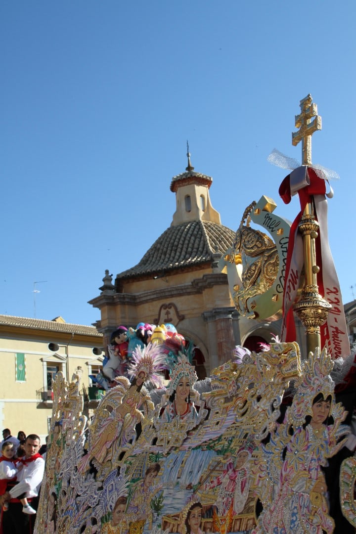 Detalle del enjaezamiento de un Caballo del Vino con el Templete de foto. Bando de los Caballos del Vino