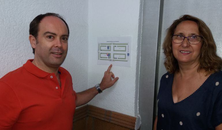 Los concejales socialistas, Antonio Estepa y María Isabel Lorite, junto a los carteles alternativos que han colocado