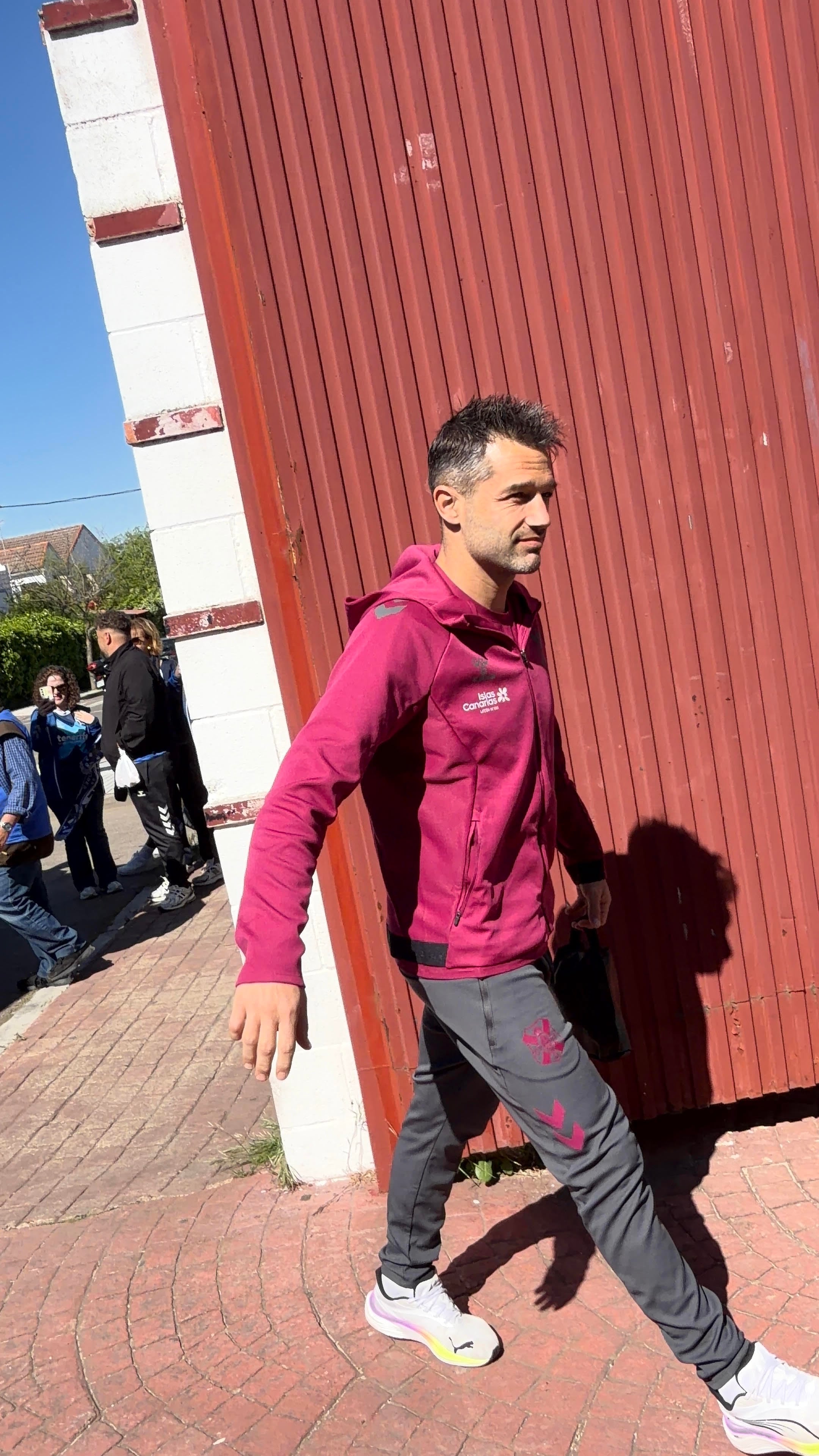 Aitor Sanz a su llegada al estadio Romano de Mérida antes del Mérida-Tenerife de la jornada 32 de Primera RFEF.