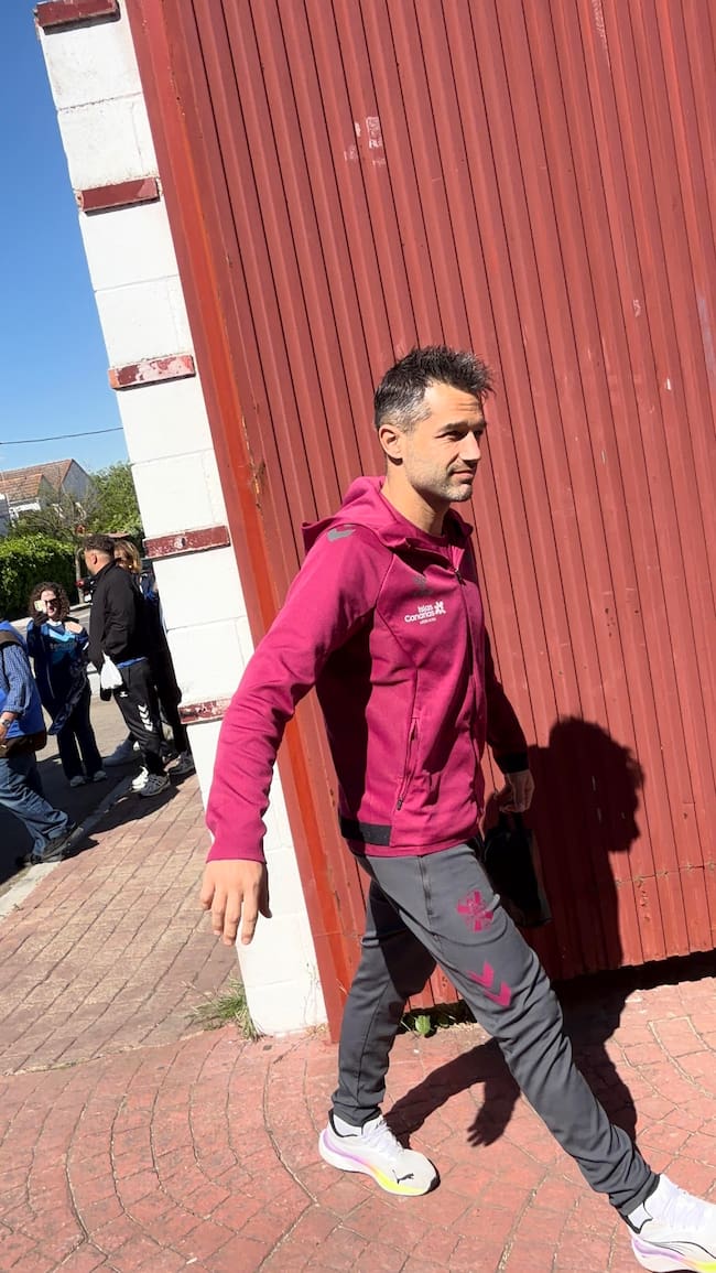 Aitor Sanz a su llegada al estadio Romano de Mérida antes del Mérida-Tenerife de la jornada 32 de Primera RFEF.