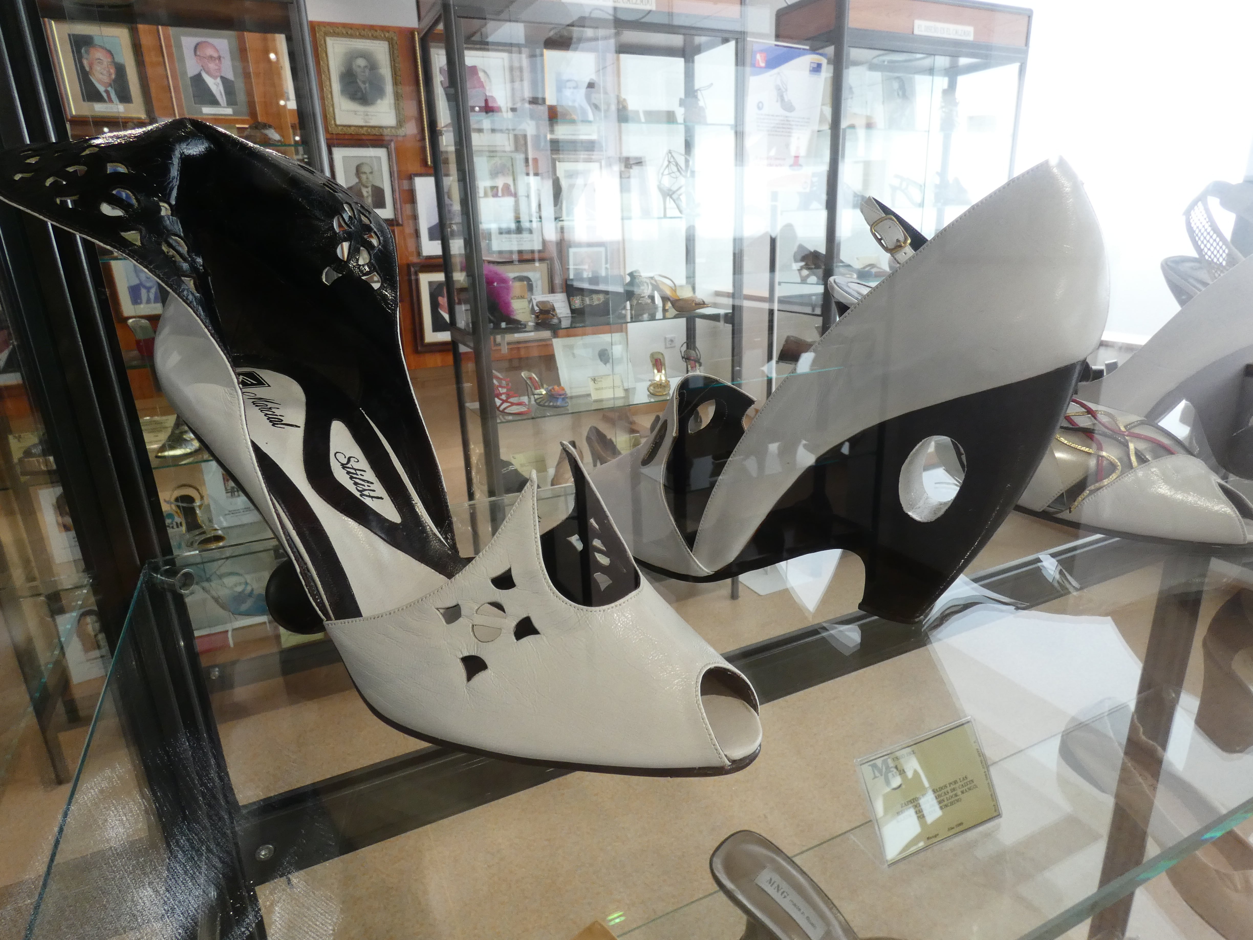 Un par de zapatos con un original diseño, expuestos en el Museo del Calzado de Elda