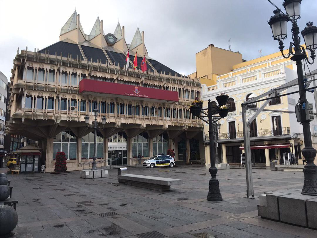 La Plaza Mayor de la capital, uno de los centros neurálgicos de la provincia, completamente vacía durante el confinamiento