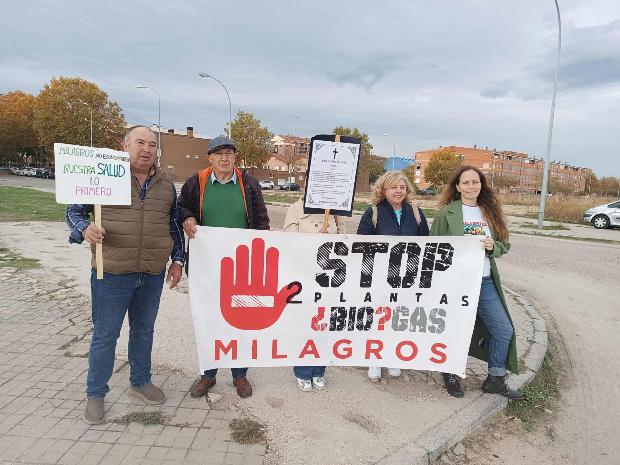 La plataforma Stop Biogás esperaba a Mañueco a la salida de la visita