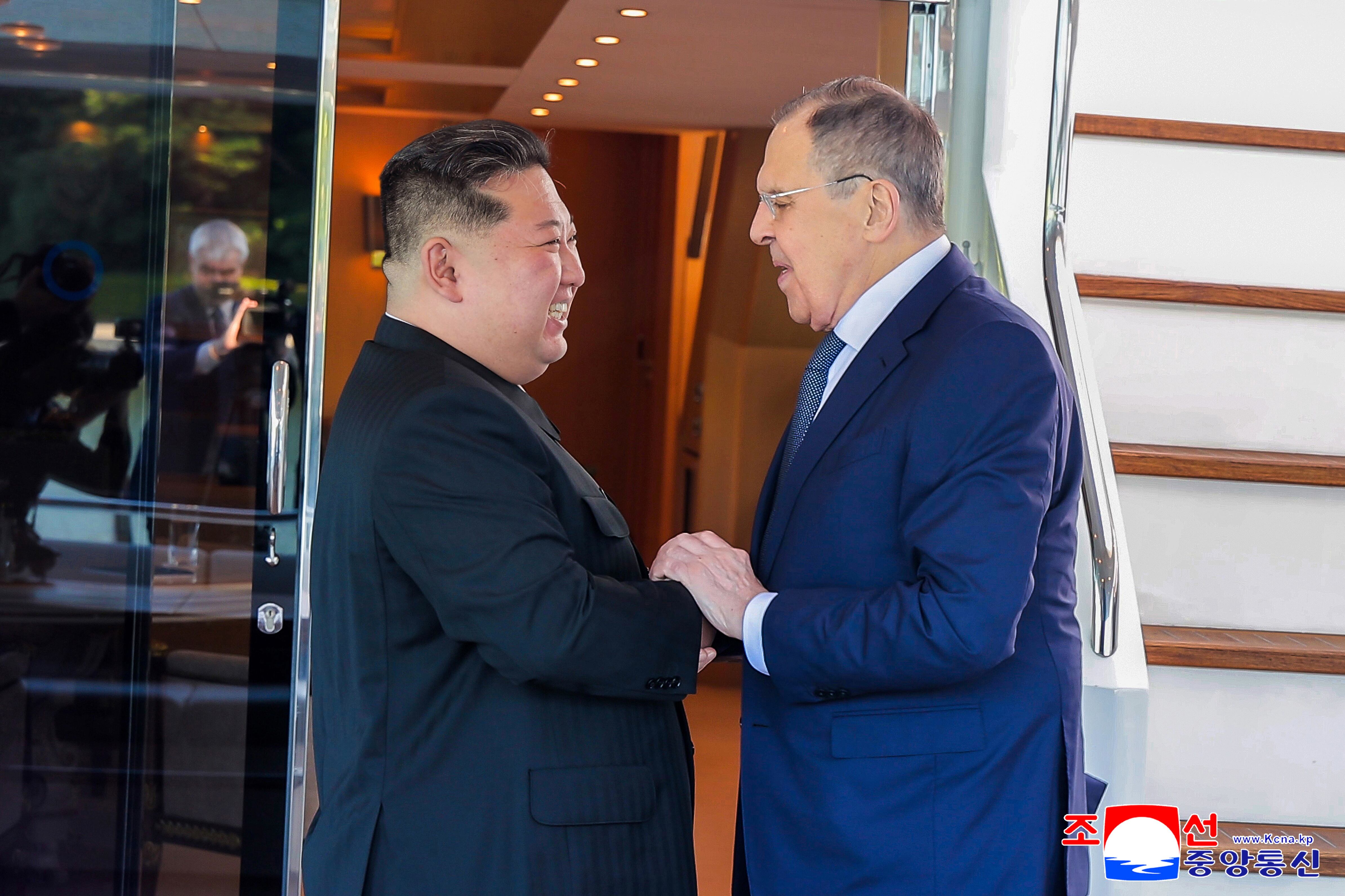 El líder norcoreano, Kim Jong Un, saluda al ministro de Asuntos Exteriores ruso, Sergei Lavrov, durante una reunión en Wonsan, Corea del Norte, el 12 de julio de 2025. EFE/EPA/KCNA.