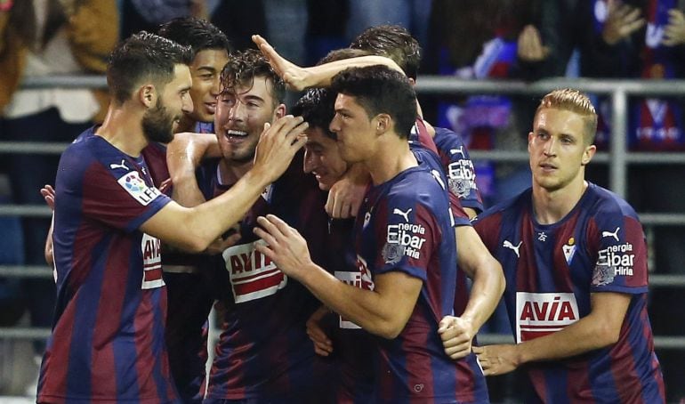 GRA399. EIBAR (GUIPÚZKOA), 07/11/2015.- Los jugadores del Eibar celebran tras marcar el tercer gol ante el Getafe, durante el partido de Liga en Primera División disputado esta noche en el estadio de Ipurúa, en Eibar. EFE/Juan Herrero