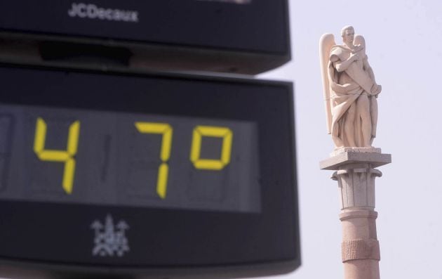 Un termómetro marca 47 grados junto a una estatua de San Rafael en Córdoba.