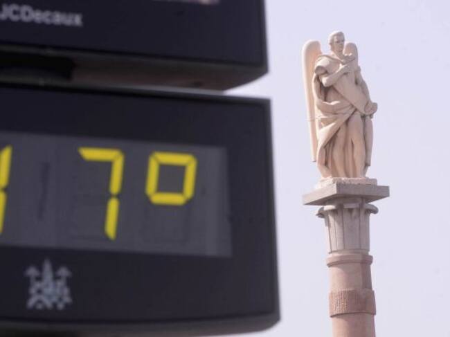 Un termómetro marca 47 grados junto a una estatua de San Rafael en Córdoba.
