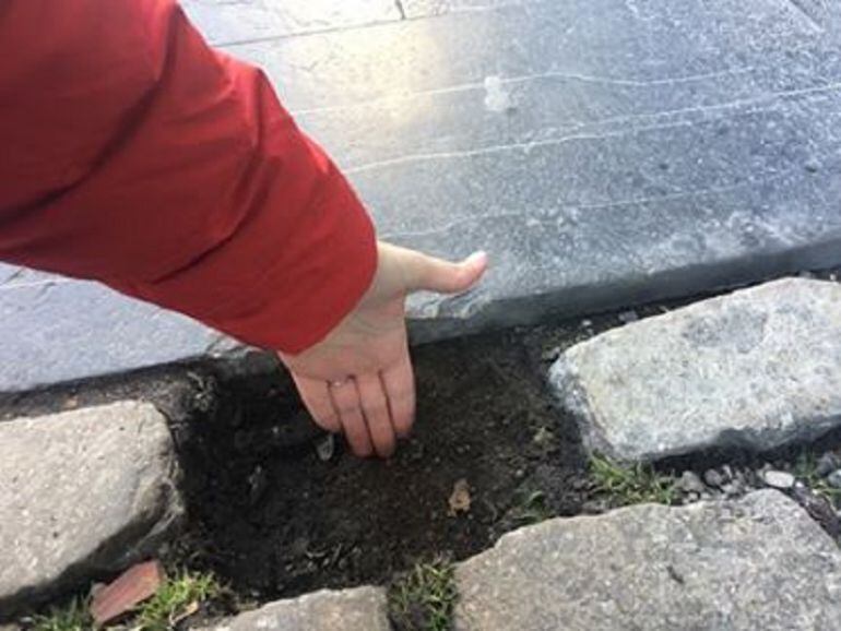 Desperfecto en la calle Duque de Alba (ya arreglado) sobre el que una oyente preguntaba al alcalde