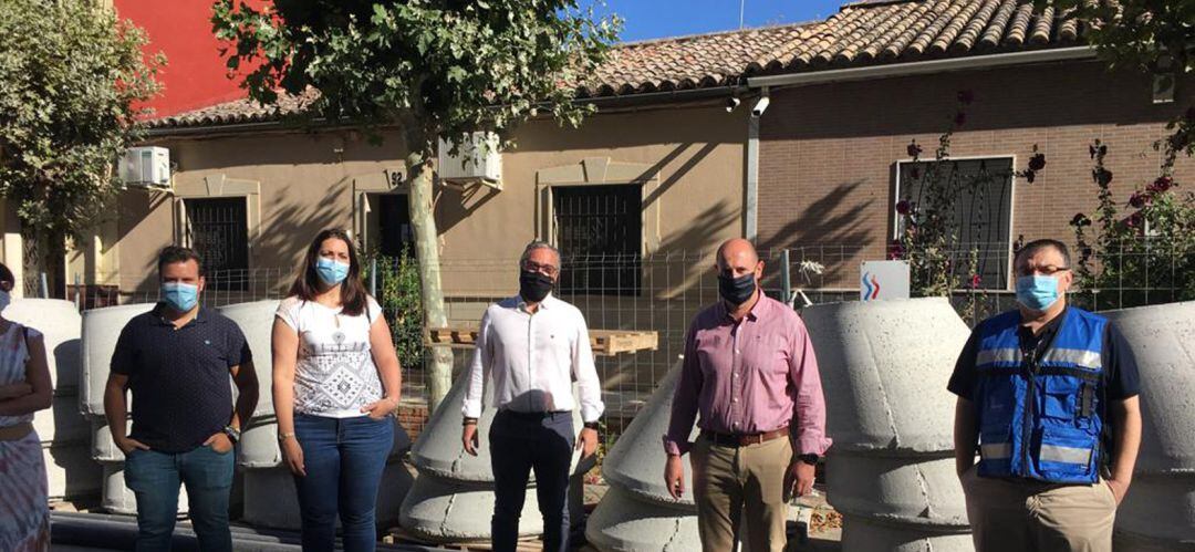 El diputado José Luis Hidalgo, visita las obras de la calle Andújar de Bailén junto al alcalde de la localidad y otros miembros de su equipo.