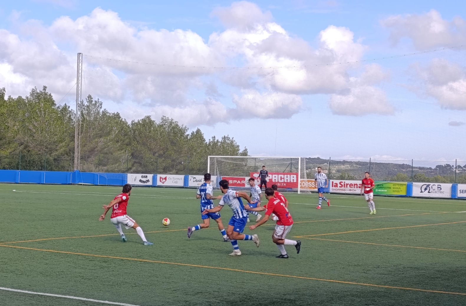 Instante del partido entre el Ibiza Islas Pitiusas y el CD Alcoyano